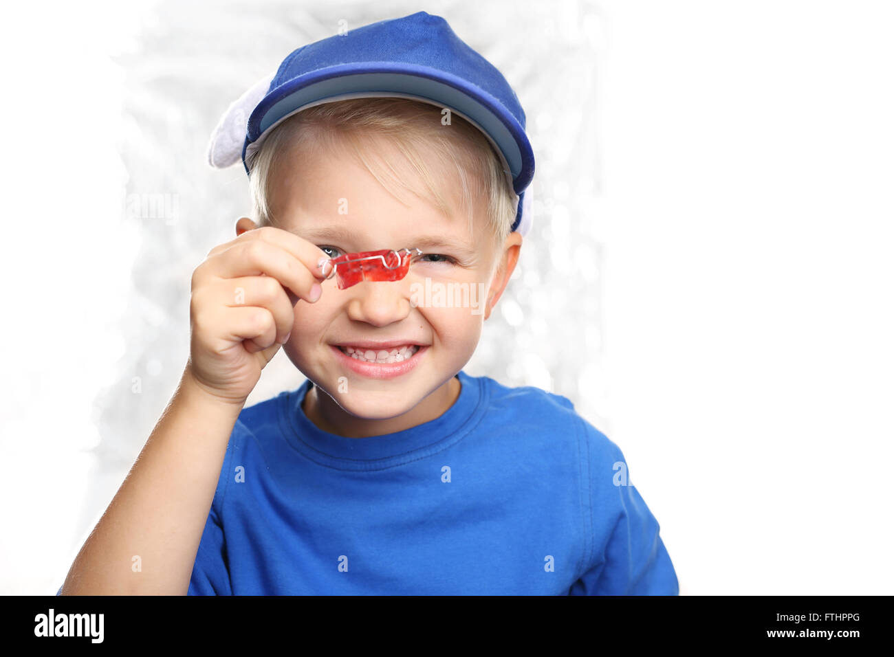 Ortodonzia per i bambini in età prescolare, con bretelle. Apparecchio ortodontico, bel sorriso di un bambino Foto Stock