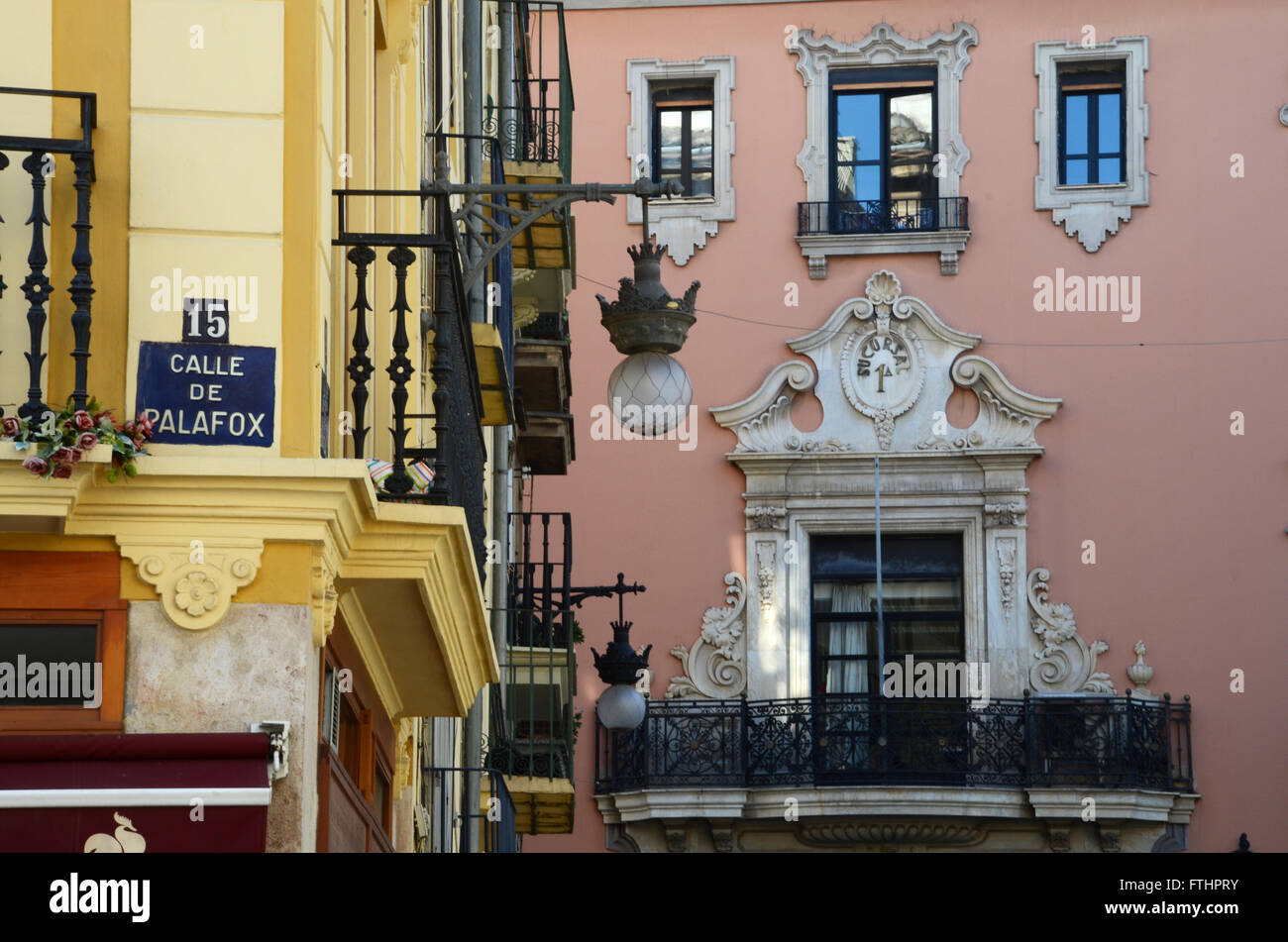 Case colorate di fronte il mercato centrale di Valencia Spagna Foto Stock