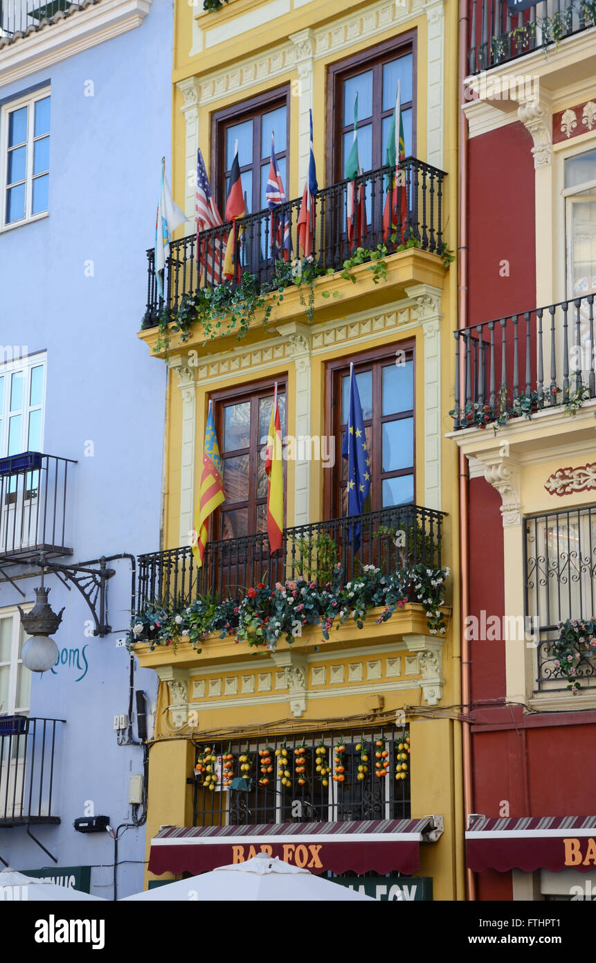 Case colorate di fronte il mercato centrale di Valencia Spagna Foto Stock