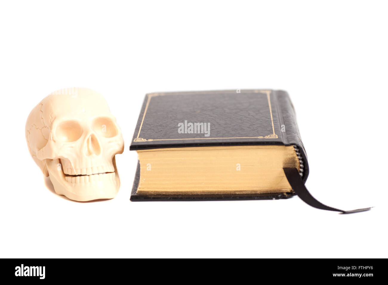 Scull umana sul Libro isolato su bianco Foto Stock