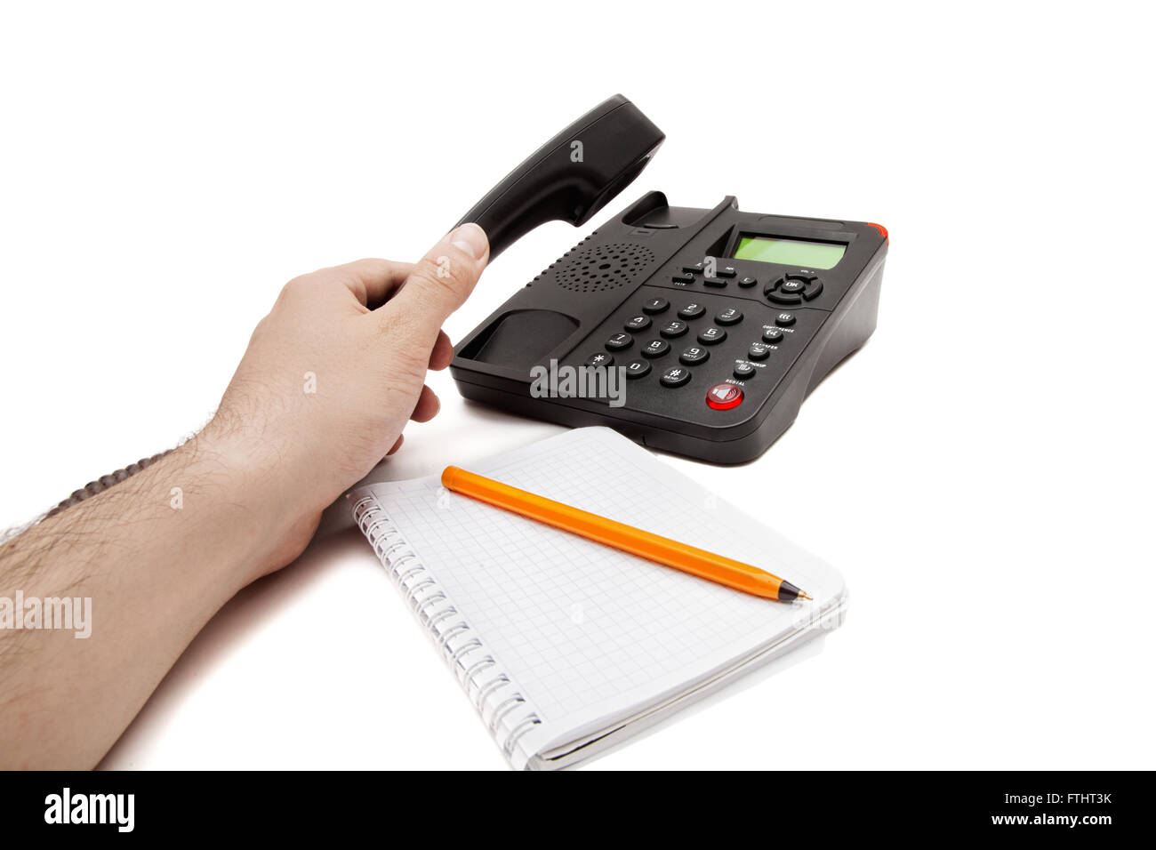 Nero telefono IP, notebook e penna su sfondo bianco Foto Stock