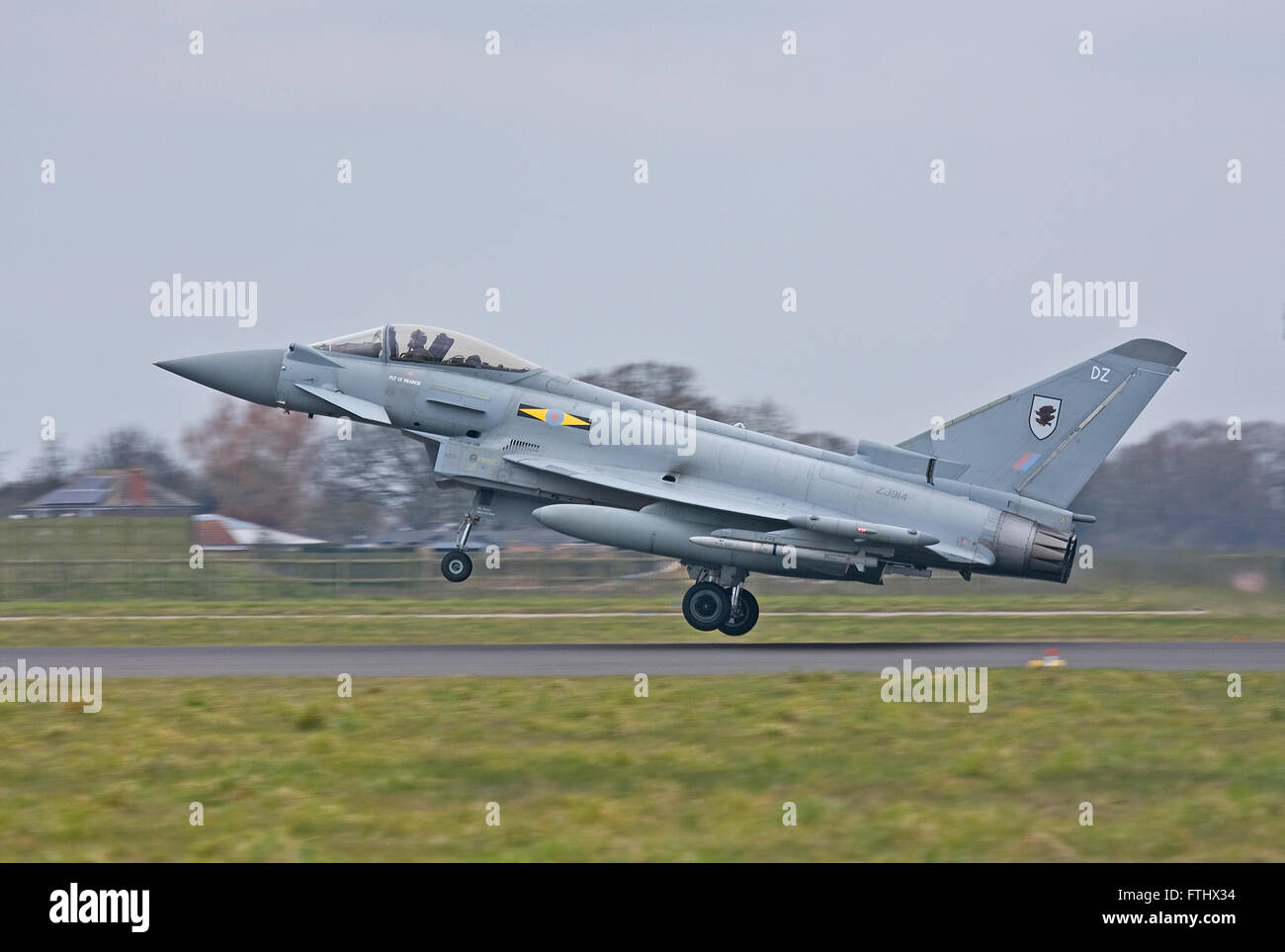 RAF Eurofighter Typhoon di No.XI(F) Squadron jet da combattimento aereo militare aviazione NATO battenti. Foto Stock