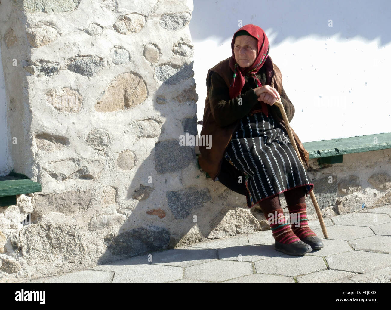 Una signora bulgara dal villaggio di Dobarsko gode di sole di primavera Foto Stock