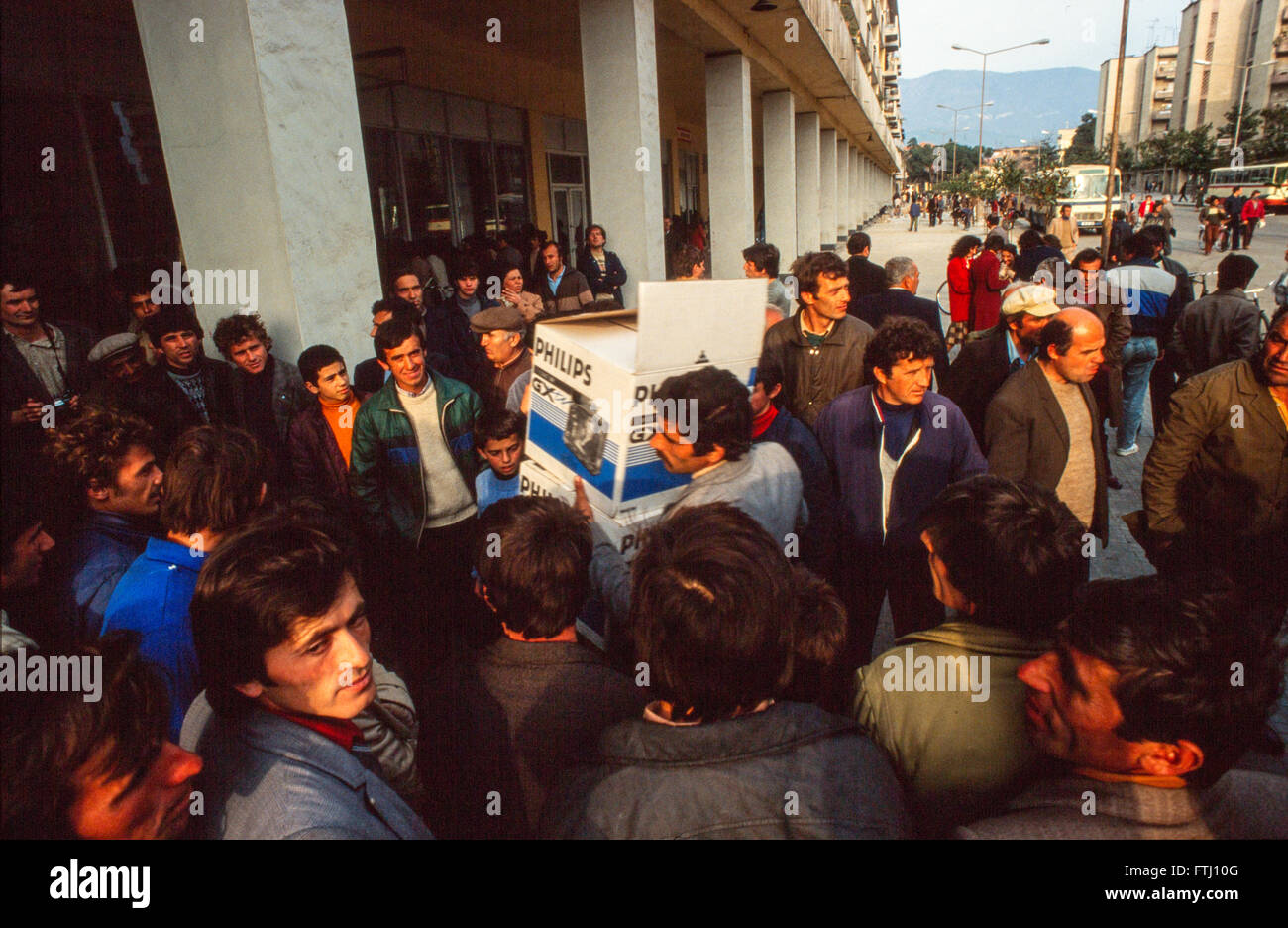 Coda di persone come merci straniere arrivano a valuta forte shop, Tirana Foto Stock