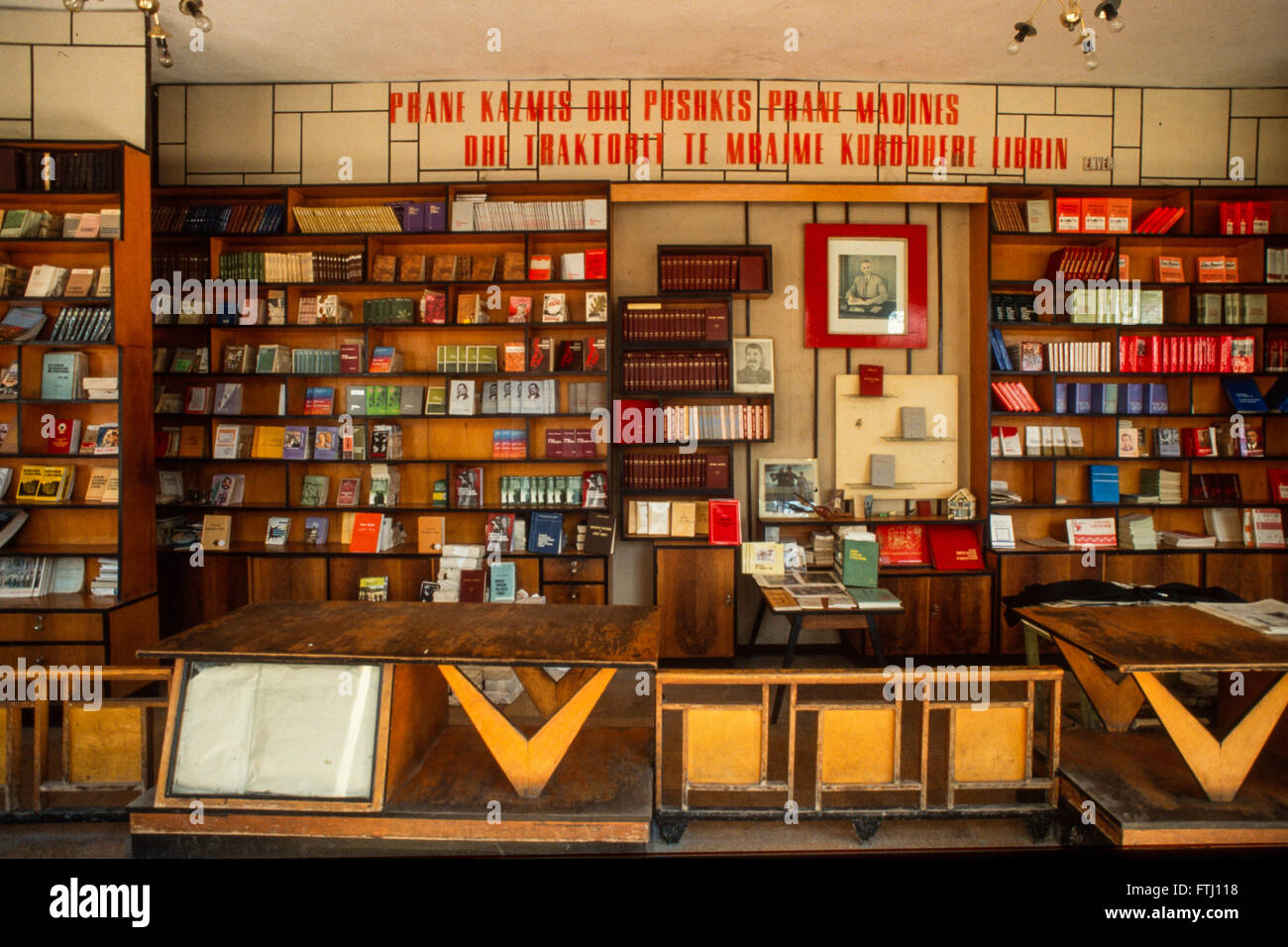Bookshop vende quasi esclusivamente libri di Enver Hoxha, Scutari. Foto Stock