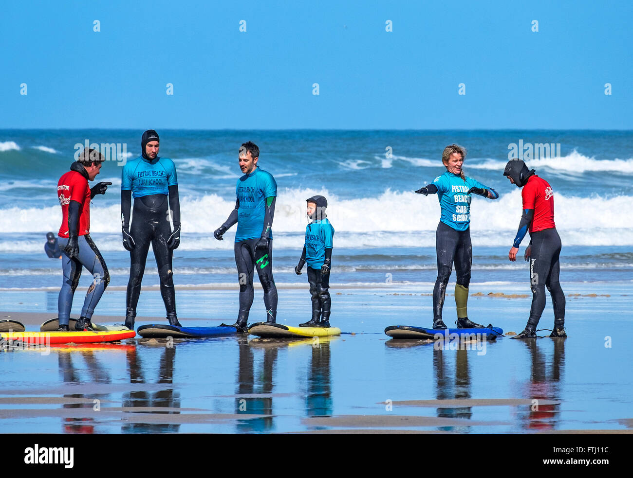 Un surf scuola di formazione a Fistral Beach, Newquay, Cornwall, Regno Unito Foto Stock