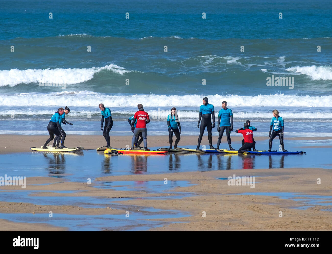 Un surf scuola di formazione a Fistral Beach, Newquay, Cornwall, Regno Unito Foto Stock
