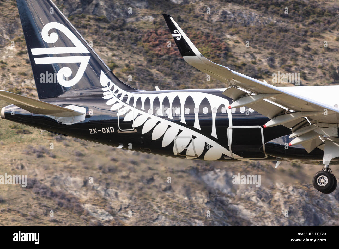 Logo Koru sulla coda di un'Air New Zealand Airbus A320 twin jet,ZQN aeroporto,Queenstown,Central Otago,Isola del Sud,Nuova Zelanda Foto Stock