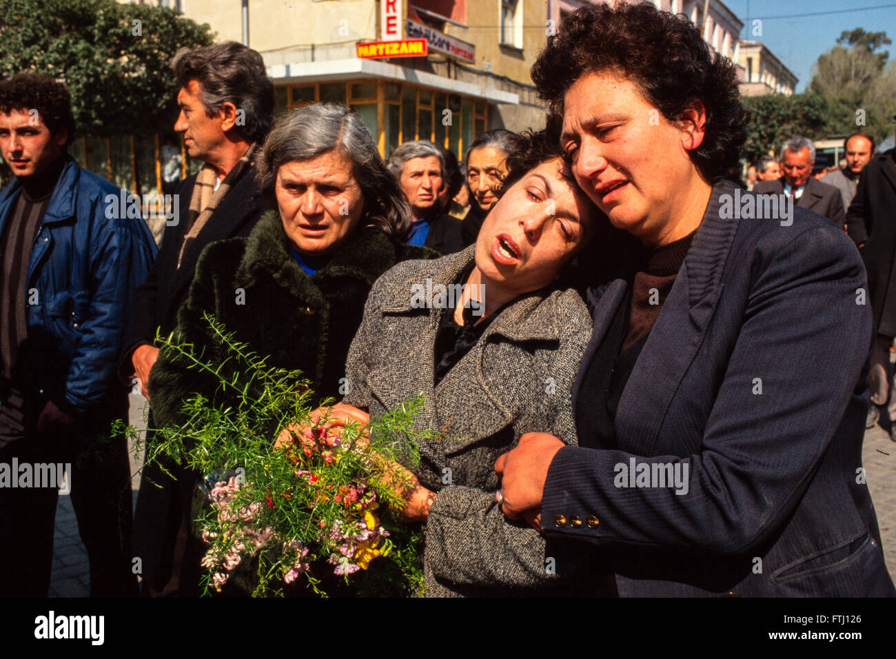 Le donne piangenti che prendono parte a una processione funebre, Fier Foto Stock