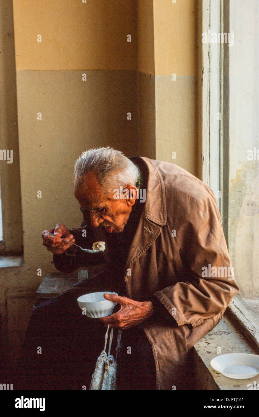 Cafe con i clienti anziani, mangiare. Argirocastro Foto Stock