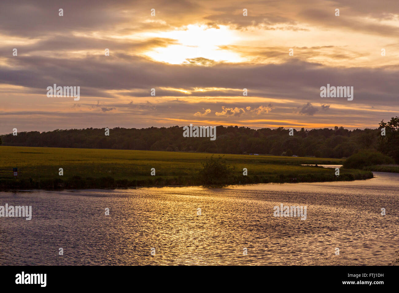 Fiume Great Ouse al tramonto vicino a St Ives, Cambridgeshire, Regno Unito Foto Stock