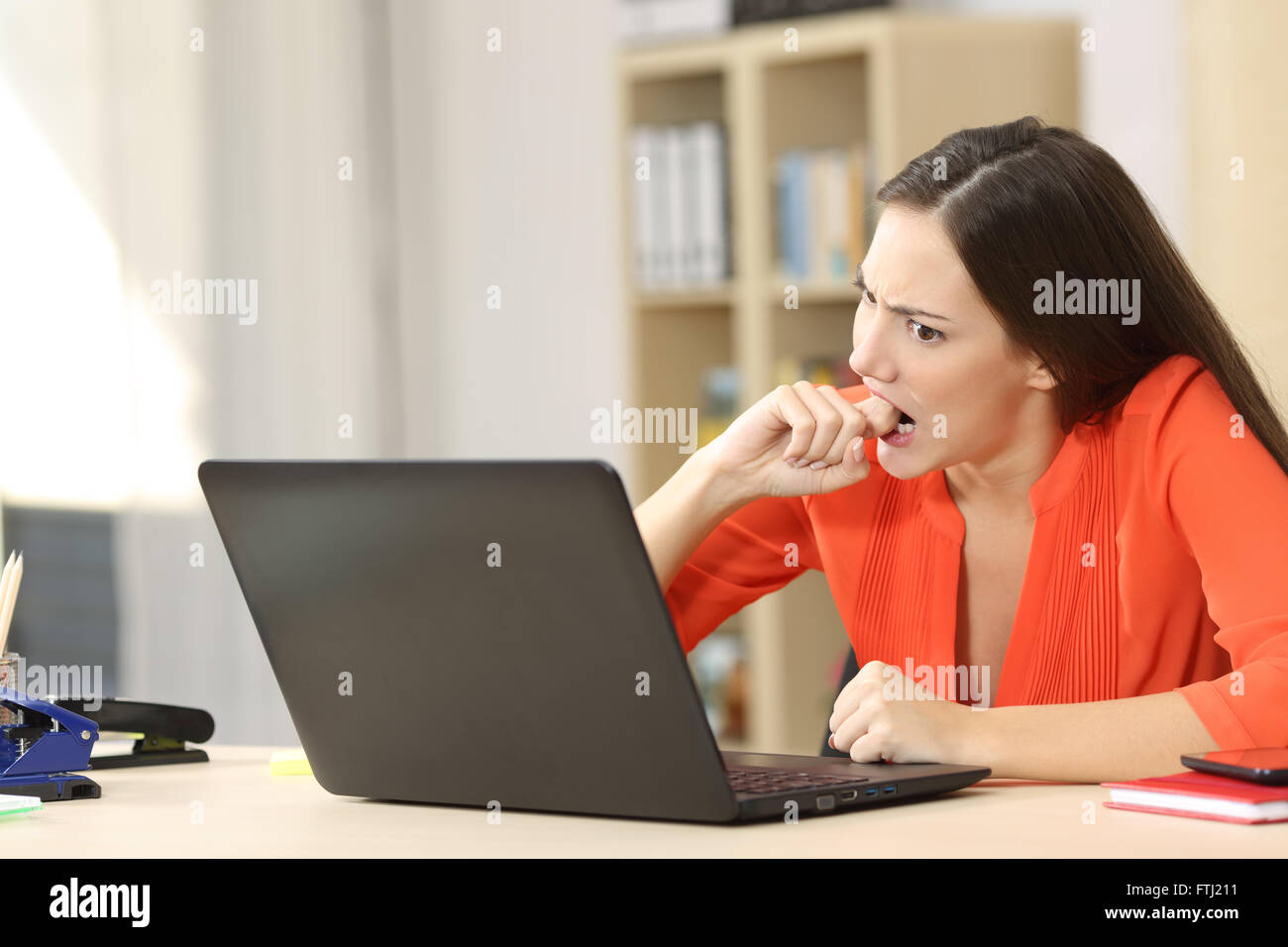 Imprenditore collera furiosa con un laptop lavorare in ufficio o a casa Foto Stock