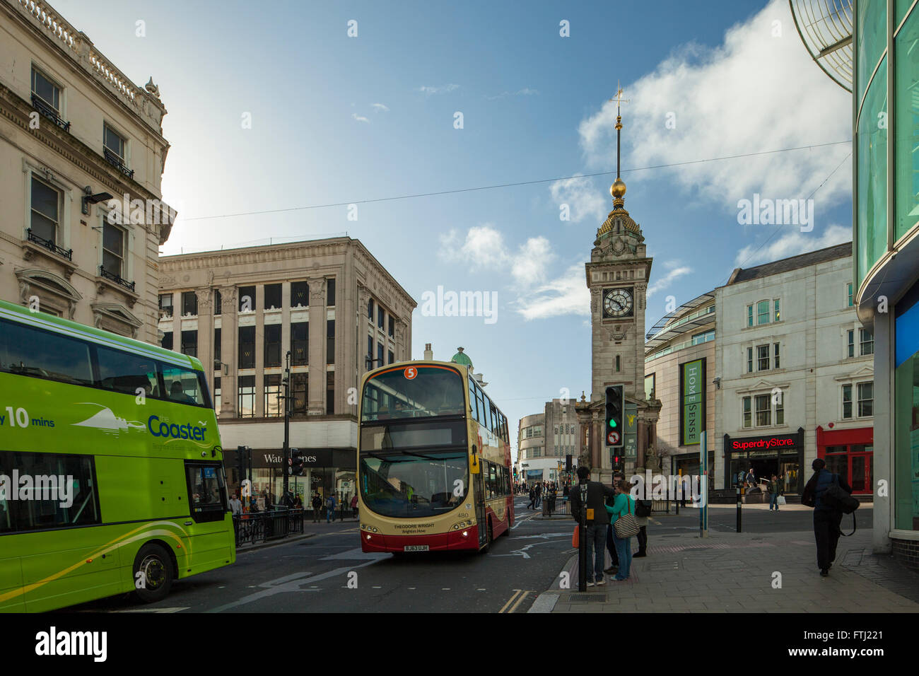 Gli autobus del centro città di Brighton, East Sussex, Inghilterra. Foto Stock