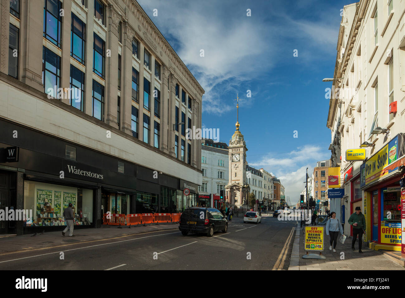 Pomeriggio di sole su West Street a Brighton, Regno Unito. Foto Stock