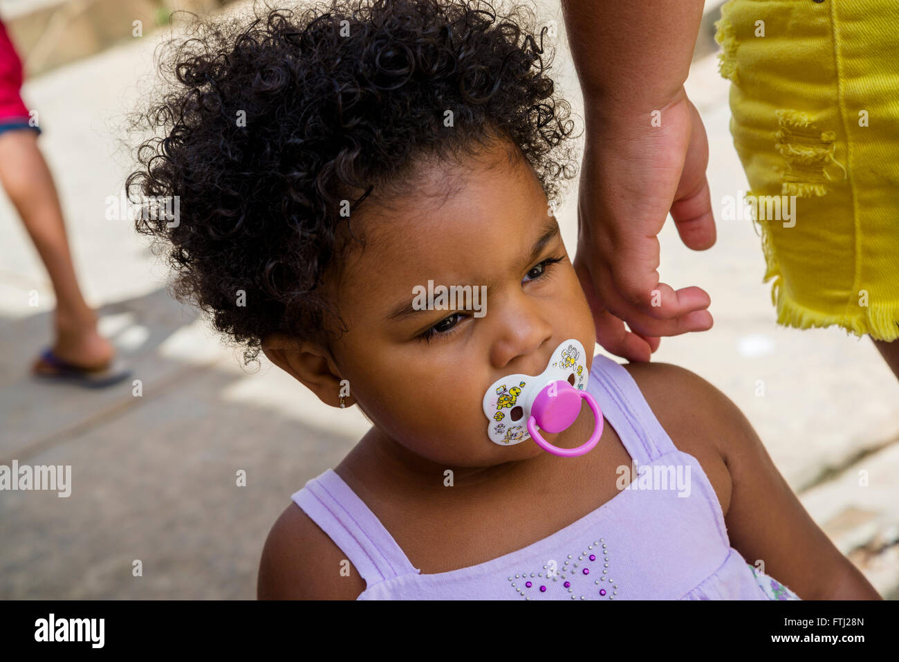 Un anno di età ragazza, Gentois comunità, Bairro da Federação, Salvador, Bahia, Brasile Foto Stock