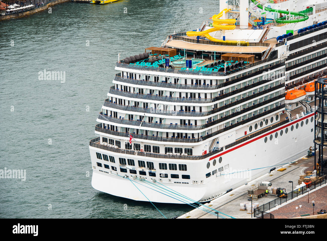 Lussuosa nave da crociera, Radiance dei mari, ormeggiata al Circular Quay e sbarcare passeggeri. Foto Stock