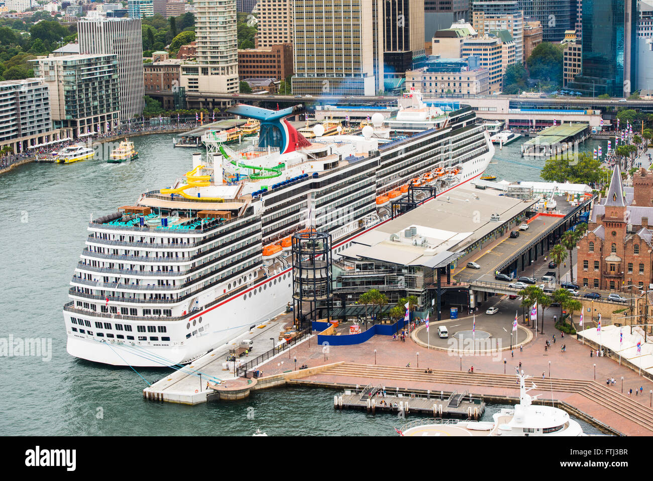Lussuosa nave da crociera, Radiance dei mari, ormeggiata al Circular Quay e sbarcare passeggeri. Foto Stock