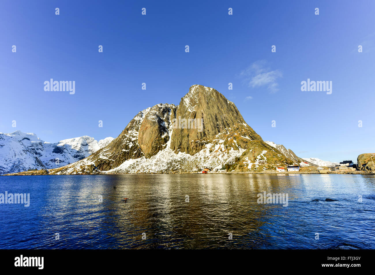 Capanna di pesca (rorbu) nel Hamnoy e Lilandstinden picco di montagna in inverno a Reine, Isole Lofoten in Norvegia. Foto Stock