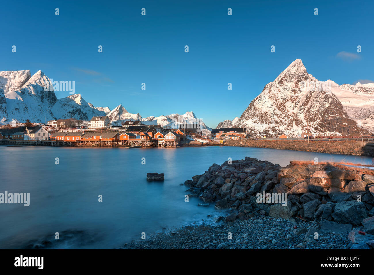 Inverno in Olenilsoya in Reine, Isole Lofoten in Norvegia. Foto Stock