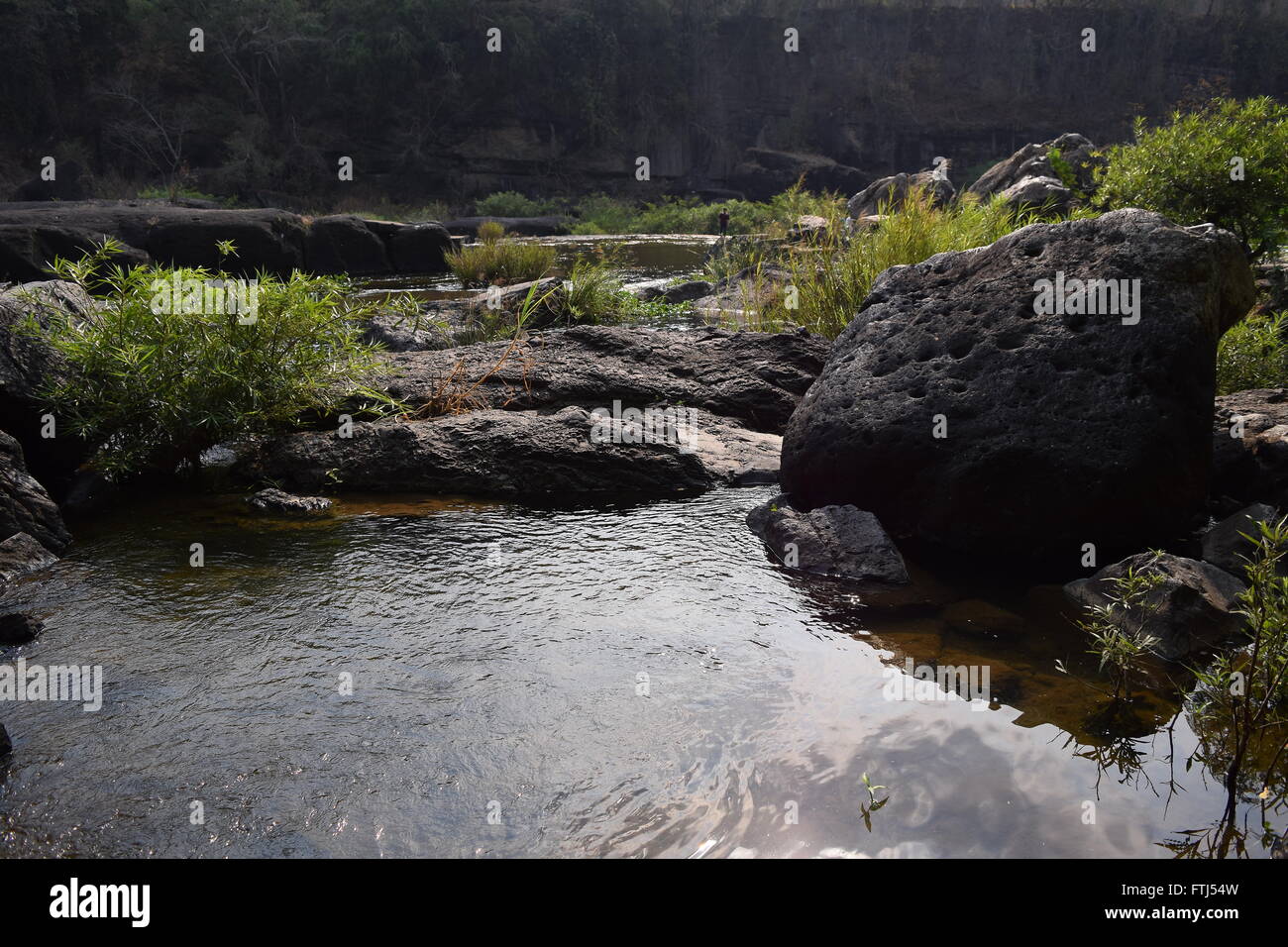 Da fiume Nhim in Vietnam con il fiume nei pressi di montagna e la foresta tropicale nella stagione secca con rock sul letto del fiume Foto Stock