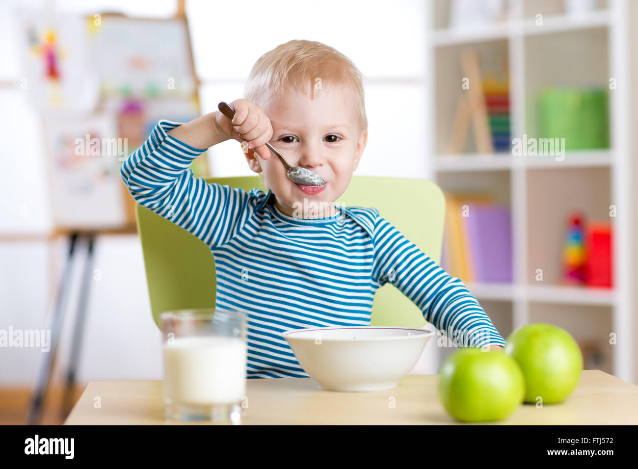 Kid ragazzo di mangiare cibo sano a casa o asilo nido Foto Stock