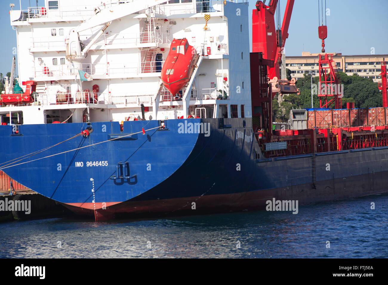 Istanbul, Turchia - 7 luglio 2015. Primo piano della nautica spedizione nave in porto Foto Stock