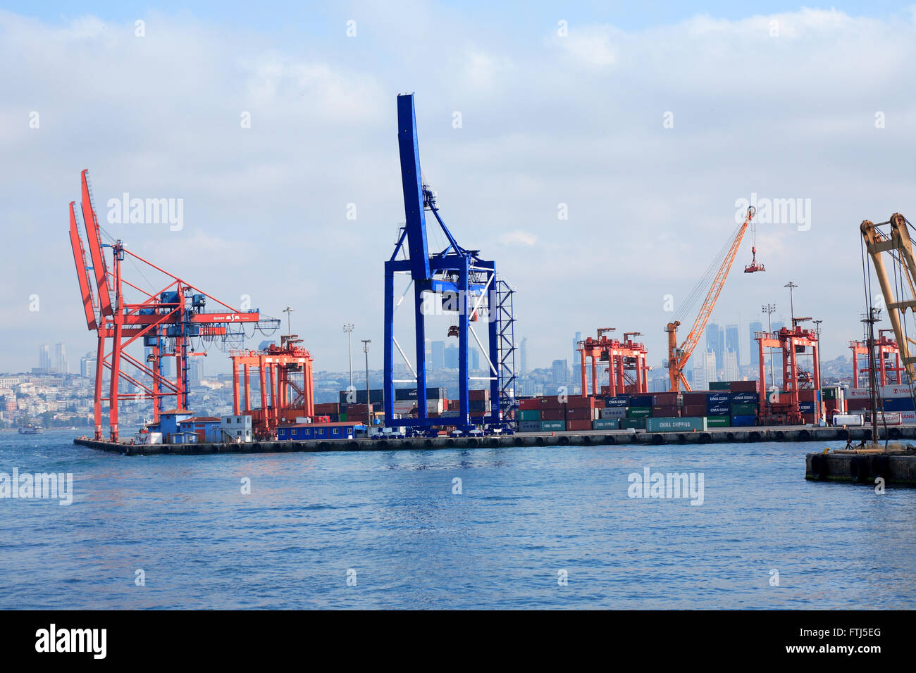 Istanbul, Turchia - 9 luglio 2015. Panorama con cielo blu, il mare e il porto di contenitore. Primo piano della grande gru colorate Foto Stock