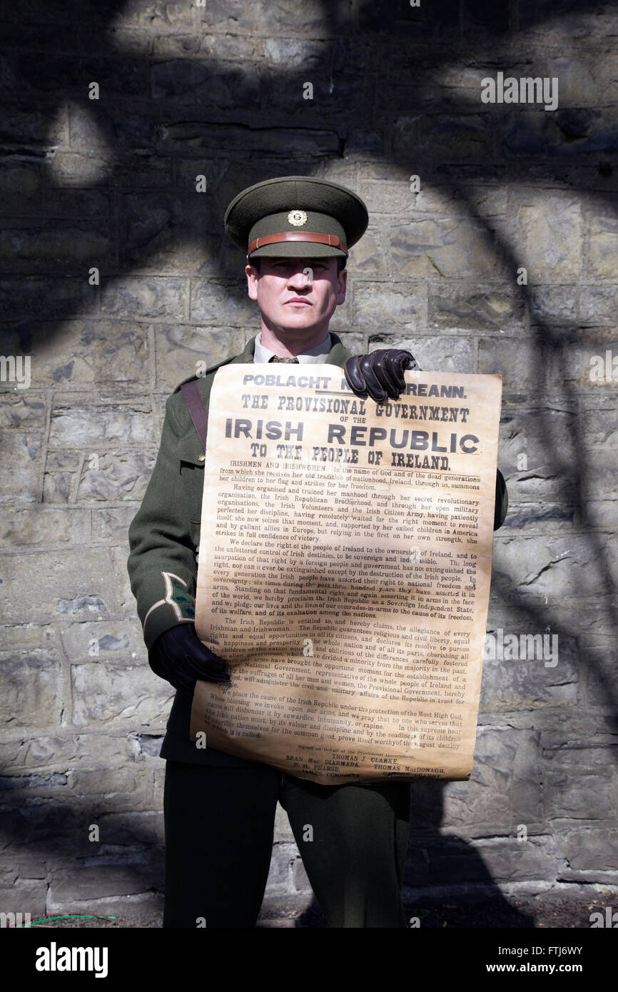 La lettura della proclamazione della Repubblica Irlandese Pasqua Rising 1916 Centenario a Dublino, Irlanda Foto Stock