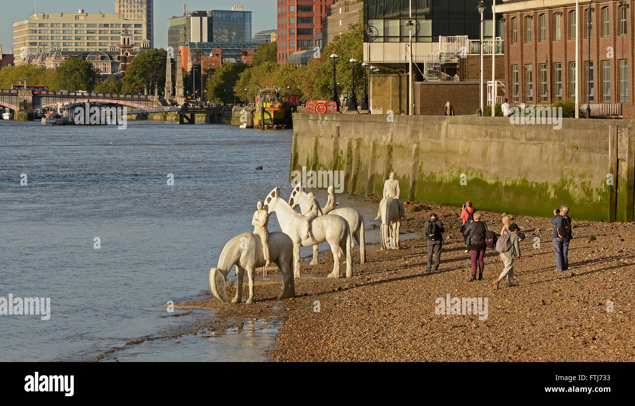 Arte moderna statue di cavalieri sulla banca di marea del Tamigi all'Albert Embankment a Londra, Inghilterra. Con peopl Foto Stock