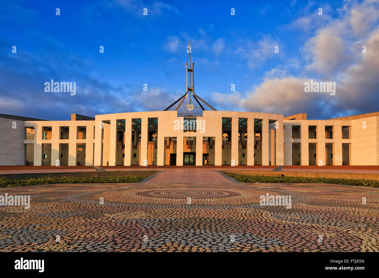 Il piazzale antistante il mosaico aborigeni nella parte anteriore del nuovo Parlamento a Canberra a sunrise. Facciata e ingresso dell'iconico Edificio Foto Stock