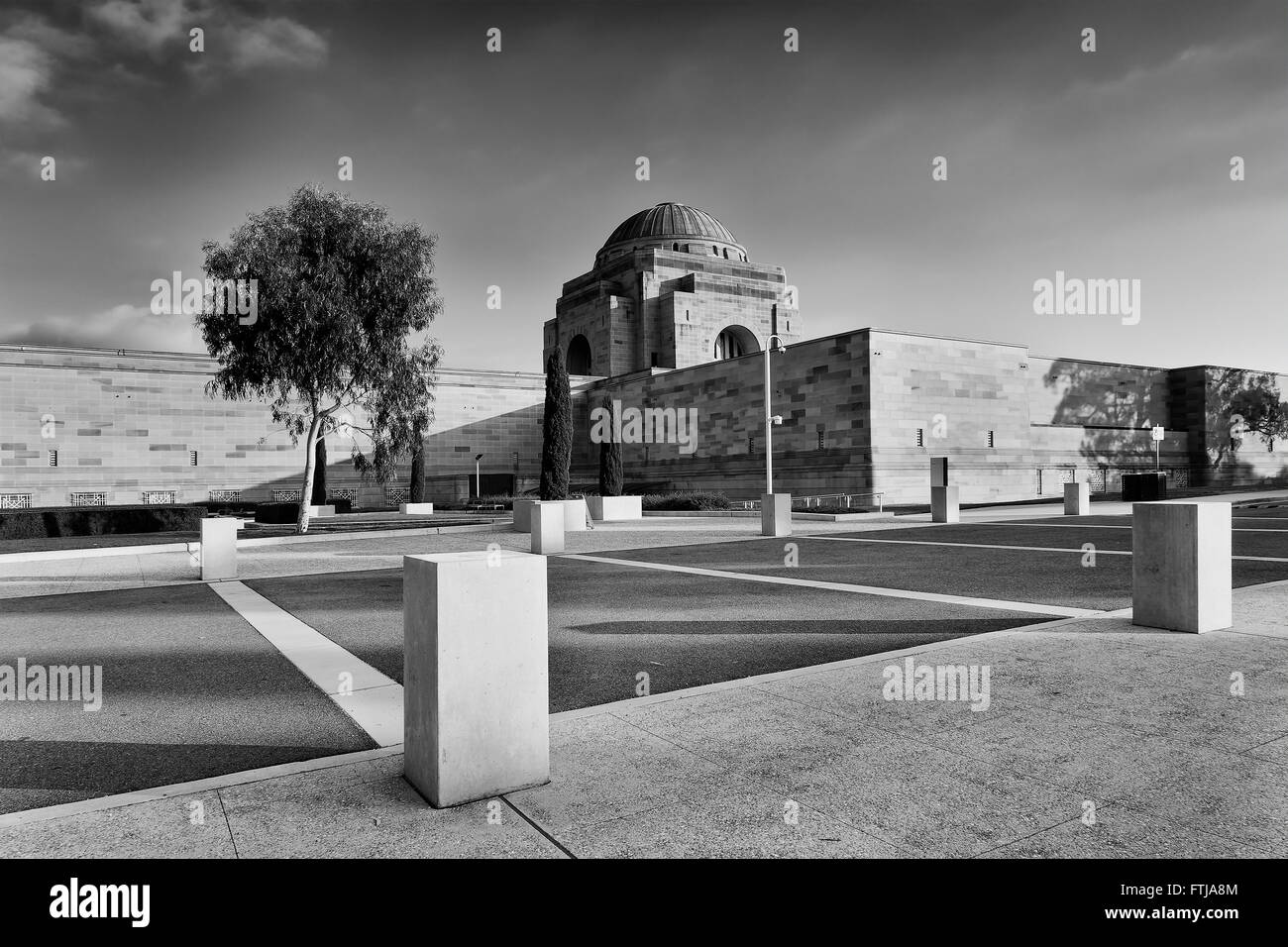 Bianco nero conversione di Canberra's War Memorial complesso come visto dalla pietra formale lato giardino con nessuno in calcestruzzo graphic Foto Stock