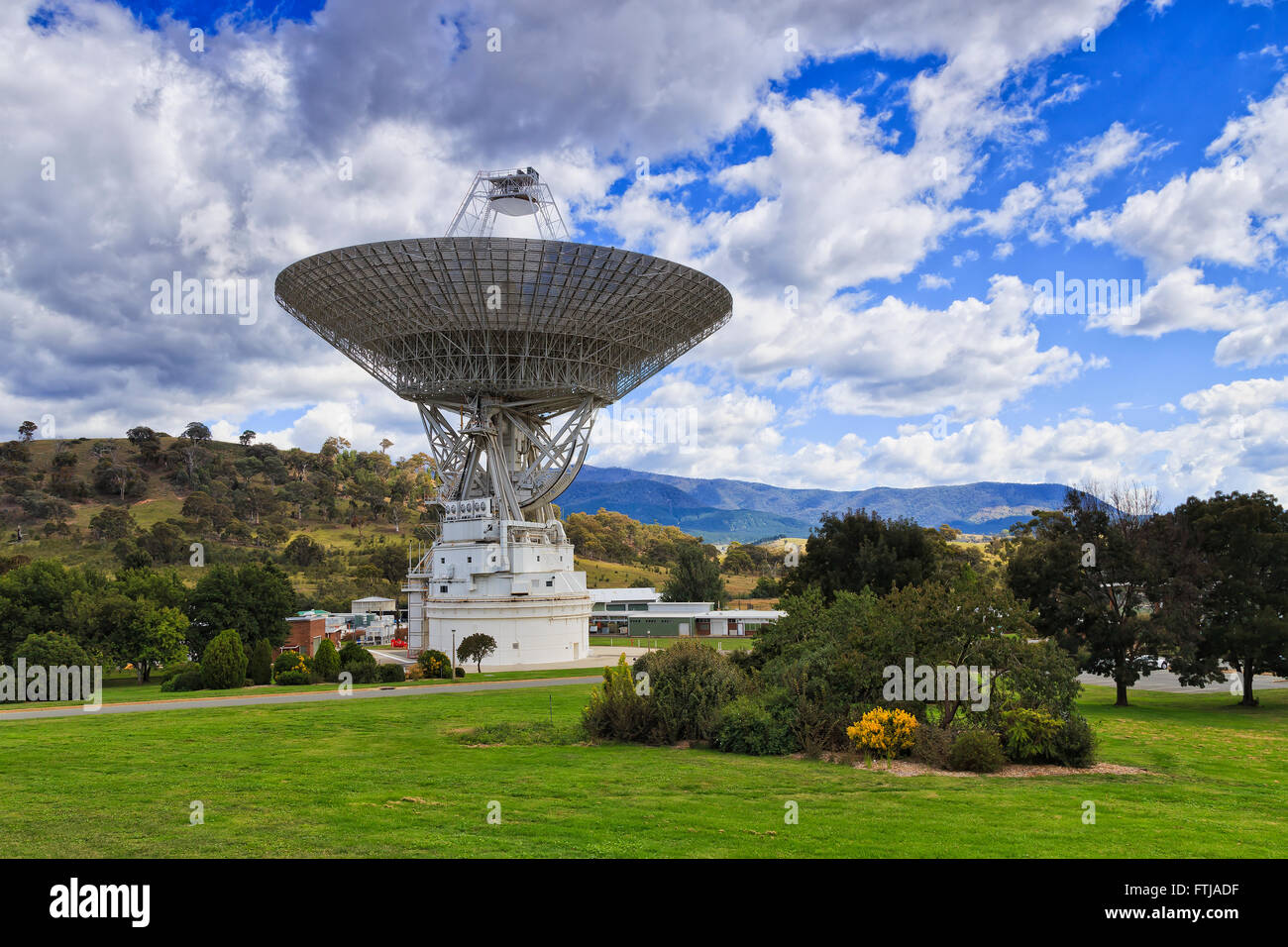 Piatto del telescopio radio antenna rivolta verso il cielo blu a Tidbinbilla Deep space research station di Australia Foto Stock