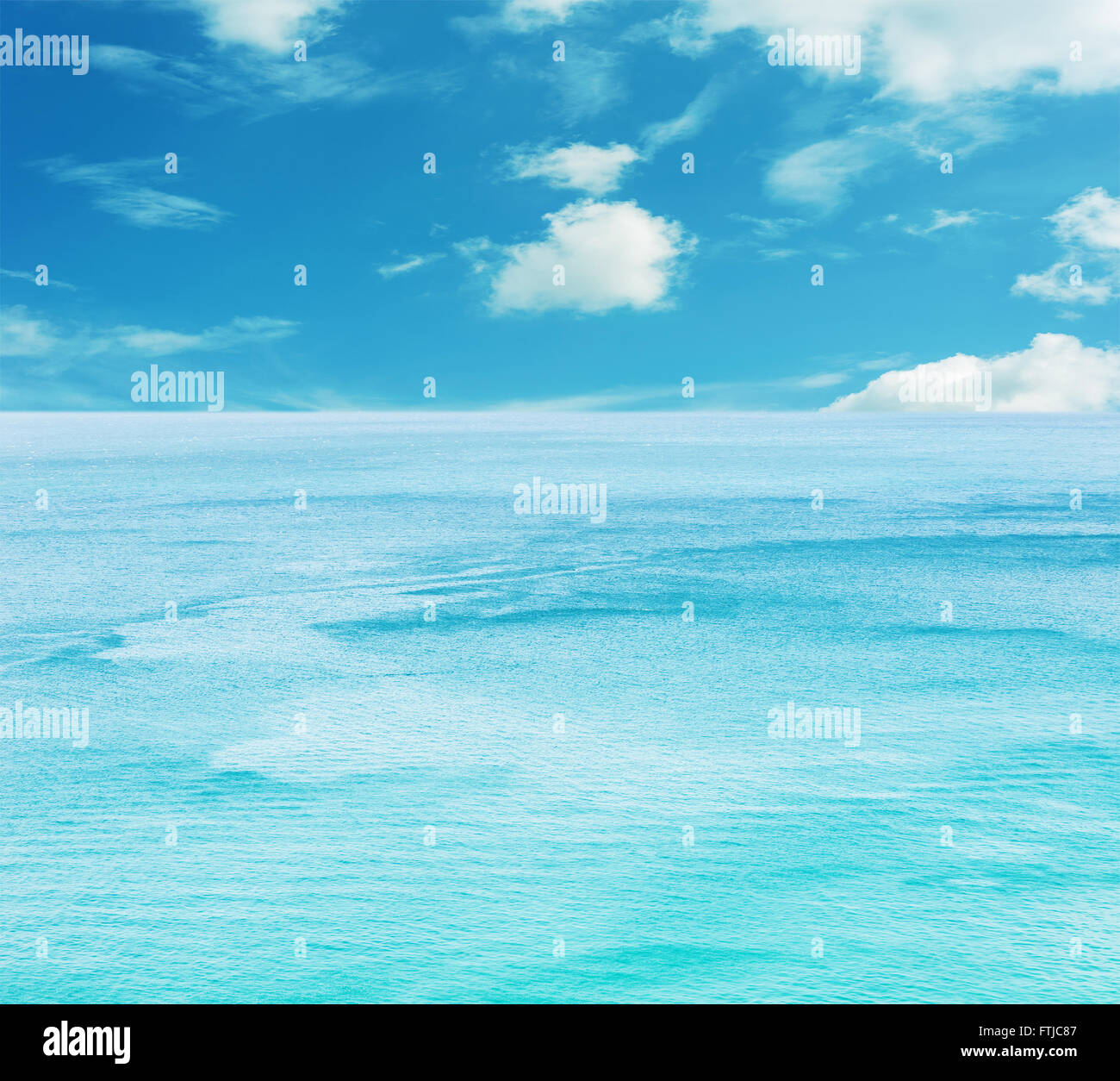 La texture di mare azzurro acqua con cielo blu e bianca nuvola per la progettazione Foto Stock