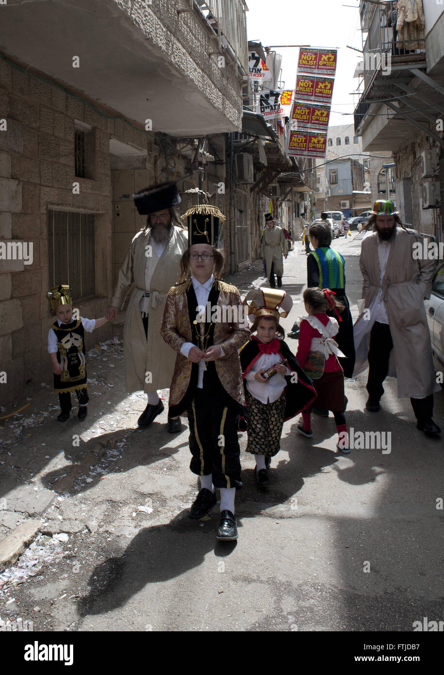 Gerusalemme Israele 25 marzo 2016 bambini ebrei in costume celebrare la festa di Purim nel complesso Mea Shearim quartiere. Foto Stock