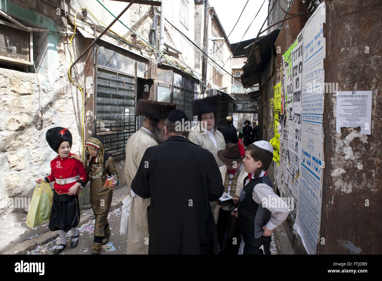 Gerusalemme Israele 25 marzo 2016 bambini ebrei in costume celebrare la festa di Purim nel complesso Mea Shearim quartiere. Foto Stock