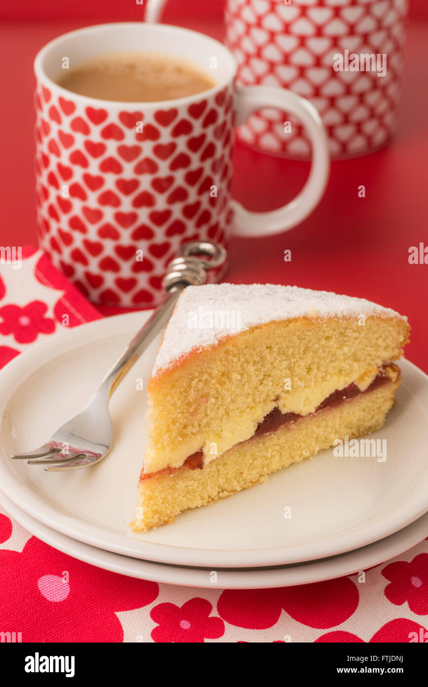Victoria sponge cake sulla piastra - tè del pomeriggio Foto Stock