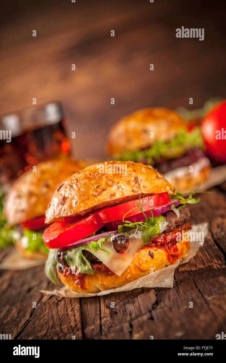Fresca fatta in casa hamburger servito su legno Foto Stock