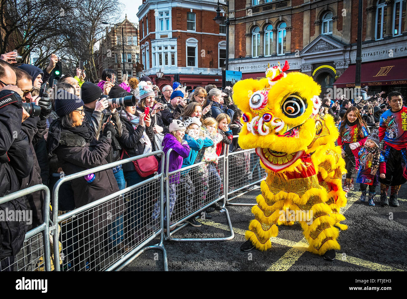 A Londra migliaia di persone celebrano il nuovo anno cinese 2016 - l'anno della scimmia. Foto Stock