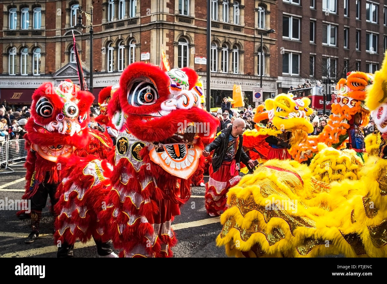 A Londra migliaia di persone celebrano il nuovo anno cinese 2016 - anno della scimmia. Foto Stock