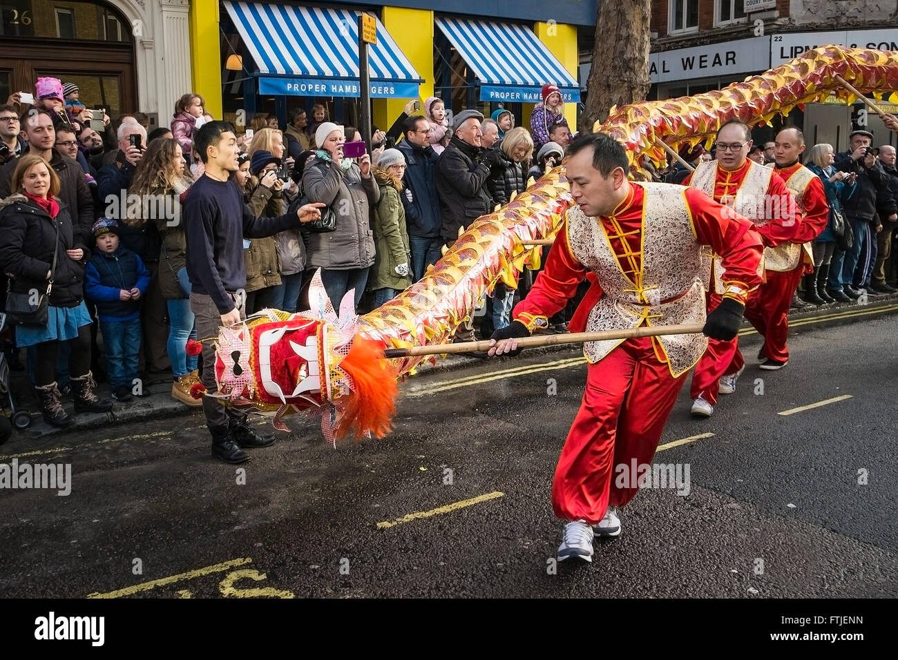 A Londra migliaia di persone celebrano il nuovo anno cinese 2016 - anno della scimmia. Foto Stock