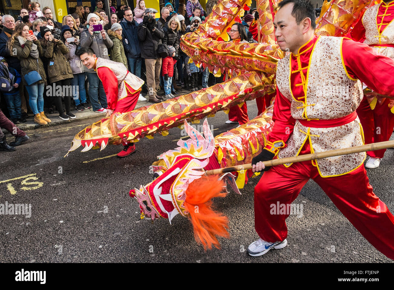 A Londra migliaia di persone celebrano il nuovo anno cinese 2016 - anno della scimmia. Foto Stock