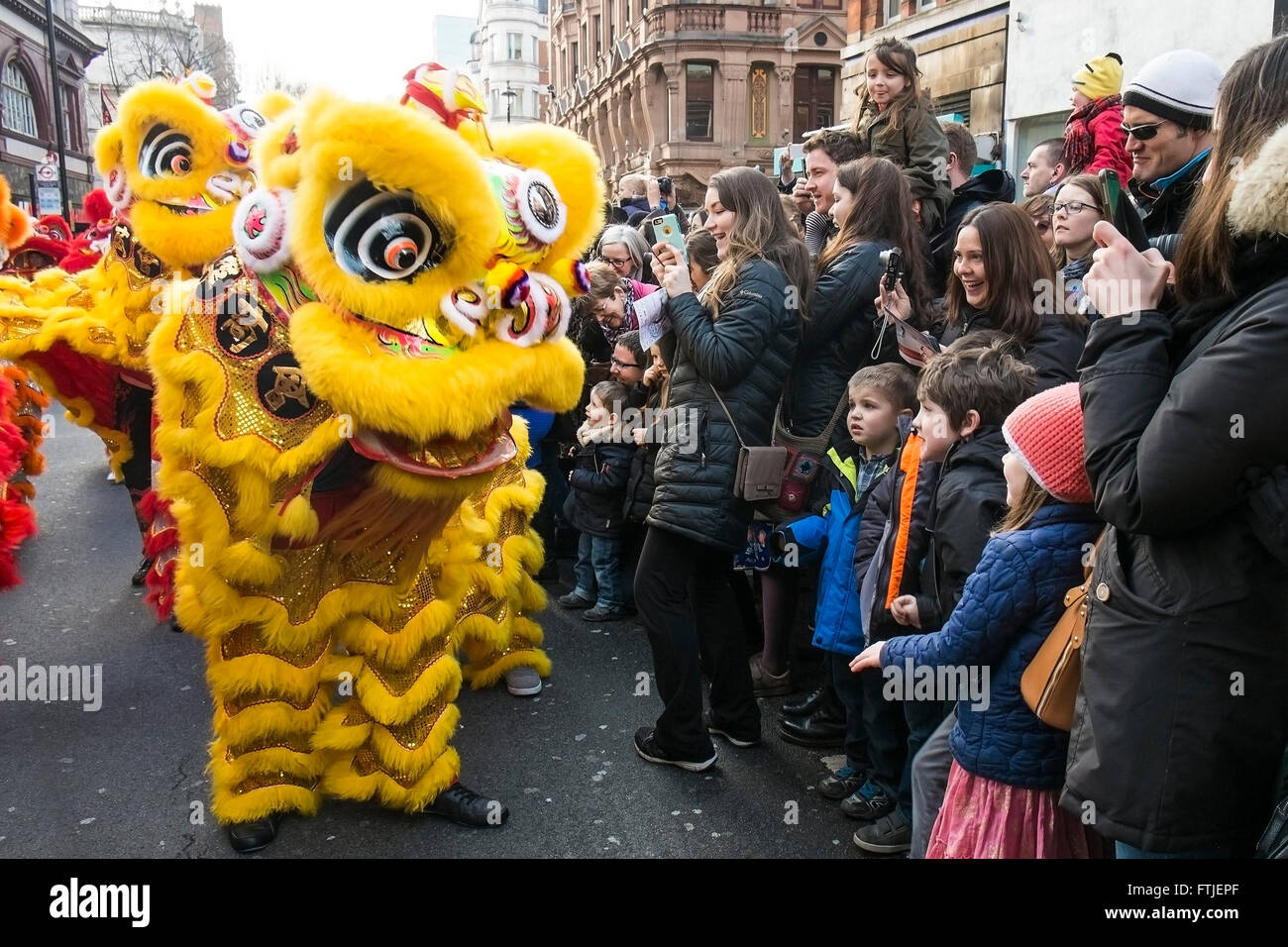 A Londra migliaia di persone celebrano il nuovo anno cinese 2016 - anno della scimmia. Foto Stock