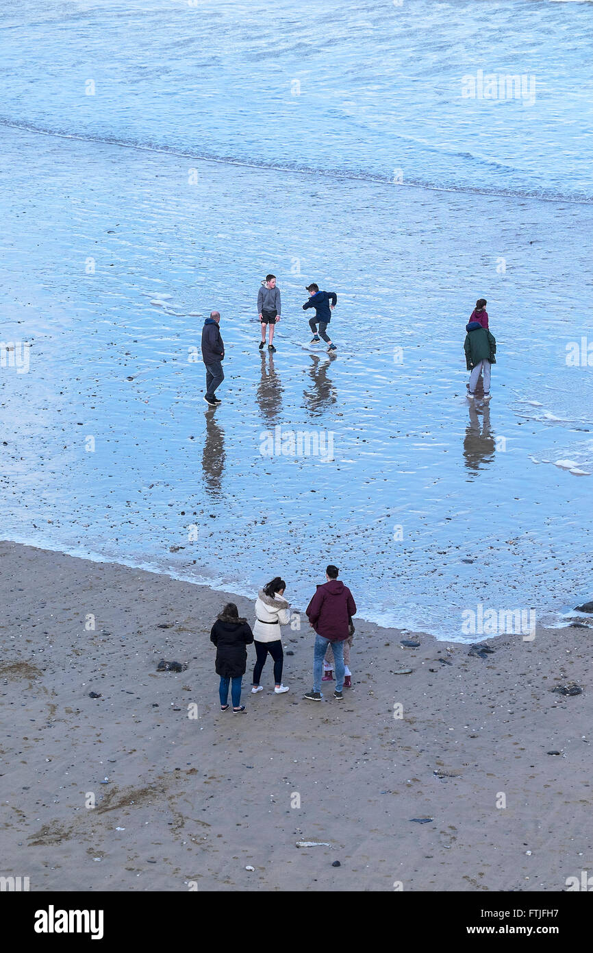 Le persone godono di se stessi su una spiaggia in Cornovaglia. Foto Stock