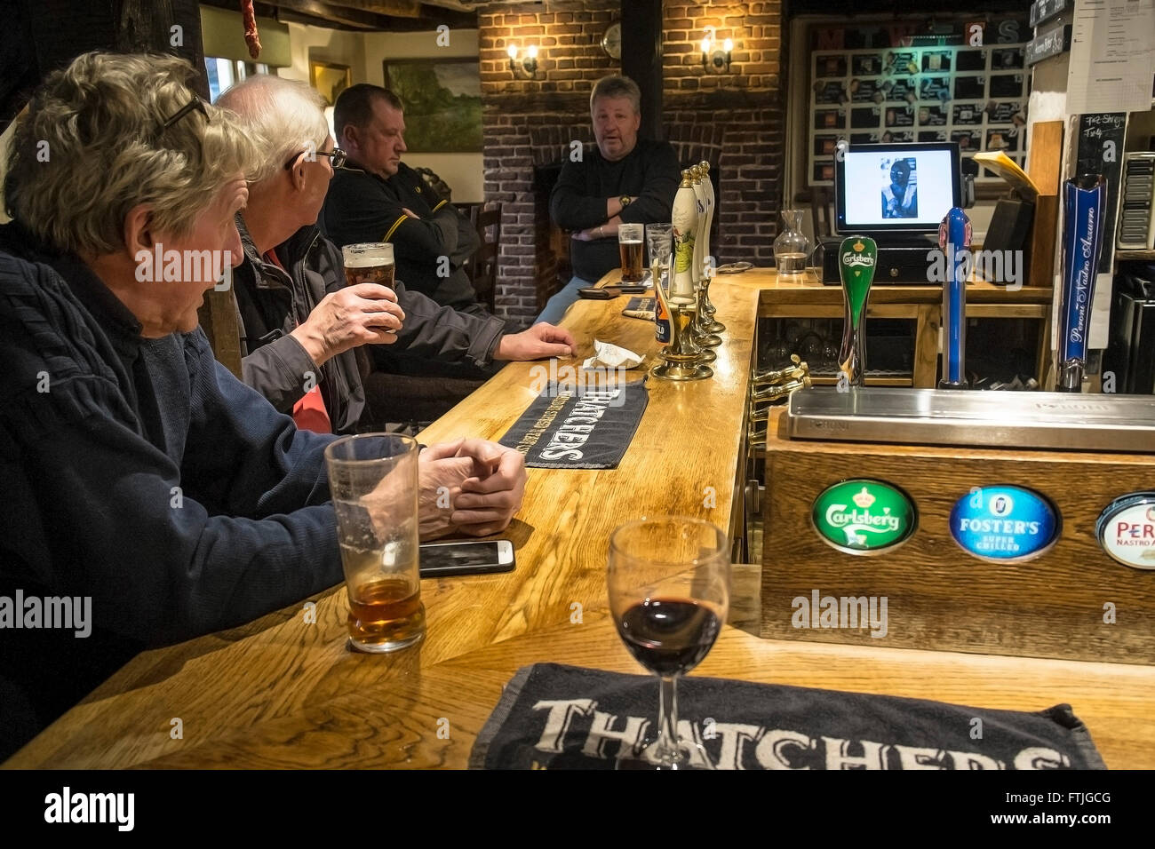 I clienti di bere in un tradizionale pub inglese in Essex. Foto Stock