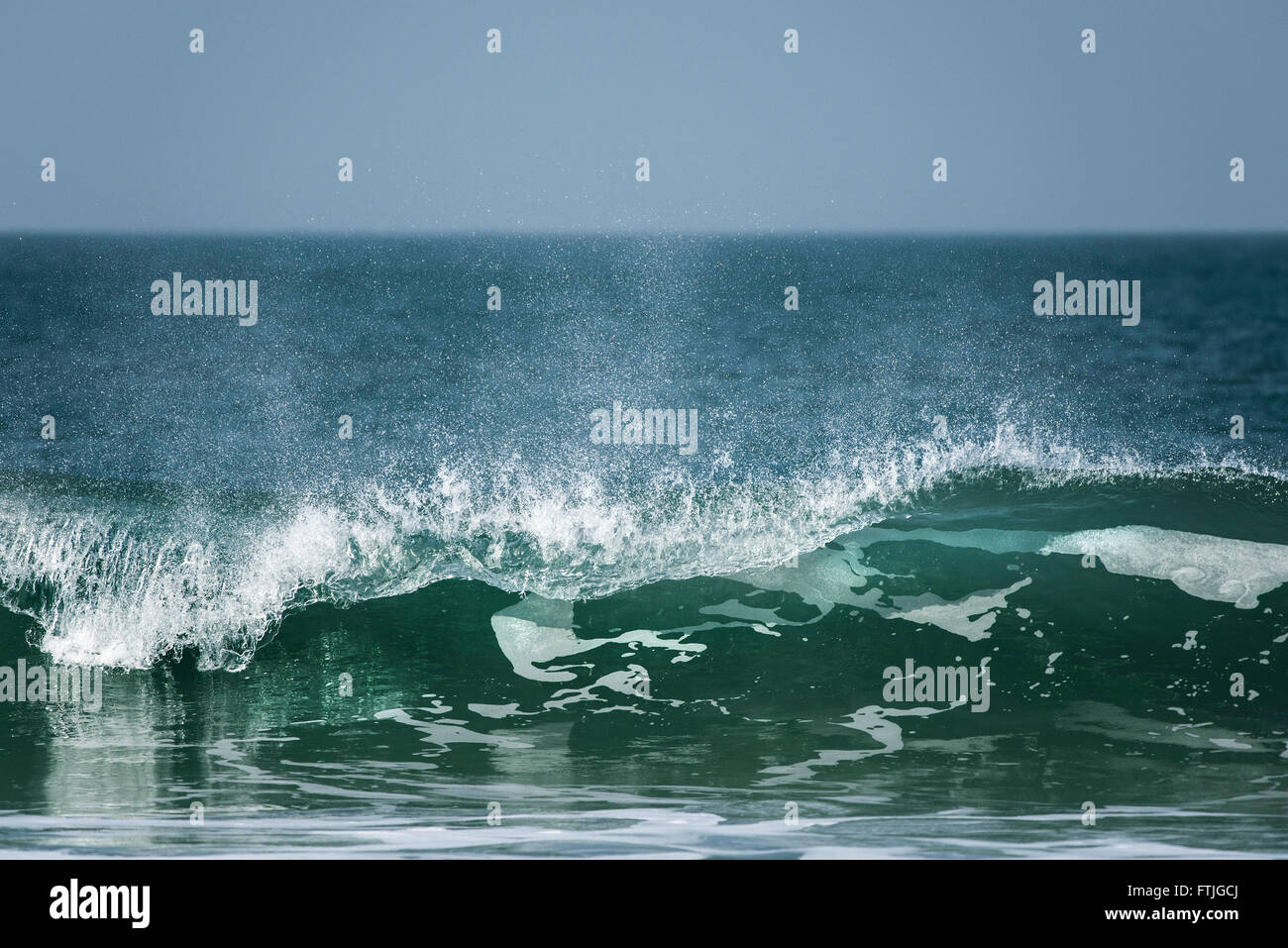 Un onda in arrivo a Fistral Beach in Newquay Foto Stock