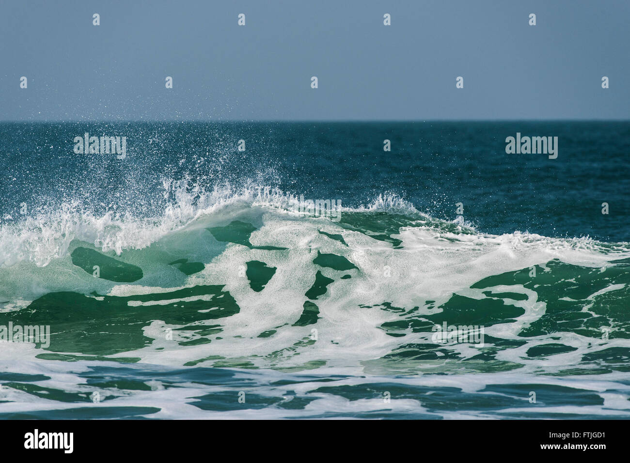 Un onda in arrivo a Fistral Beach in Newquay Foto Stock