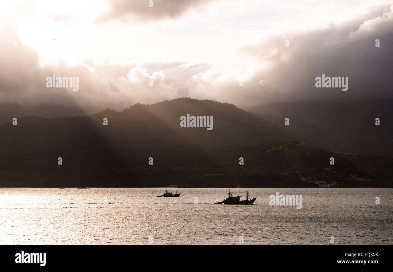 Commerciale di pesca barche di rientro al porto di Ilhabela, in SE IL BRASILE Foto Stock