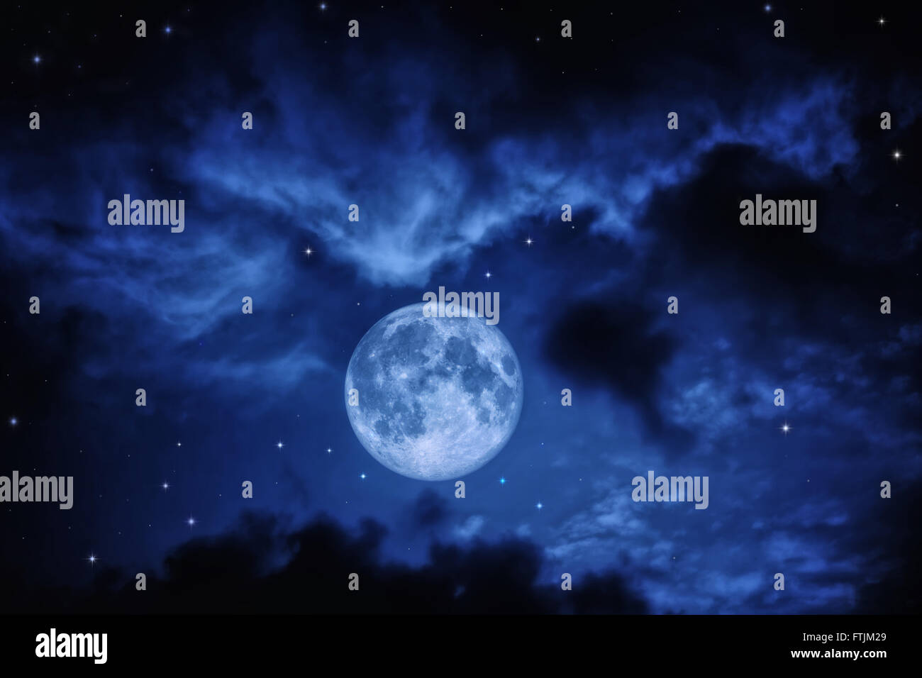 Cielo notturno con nuvole di stelle e la luna piena Foto Stock