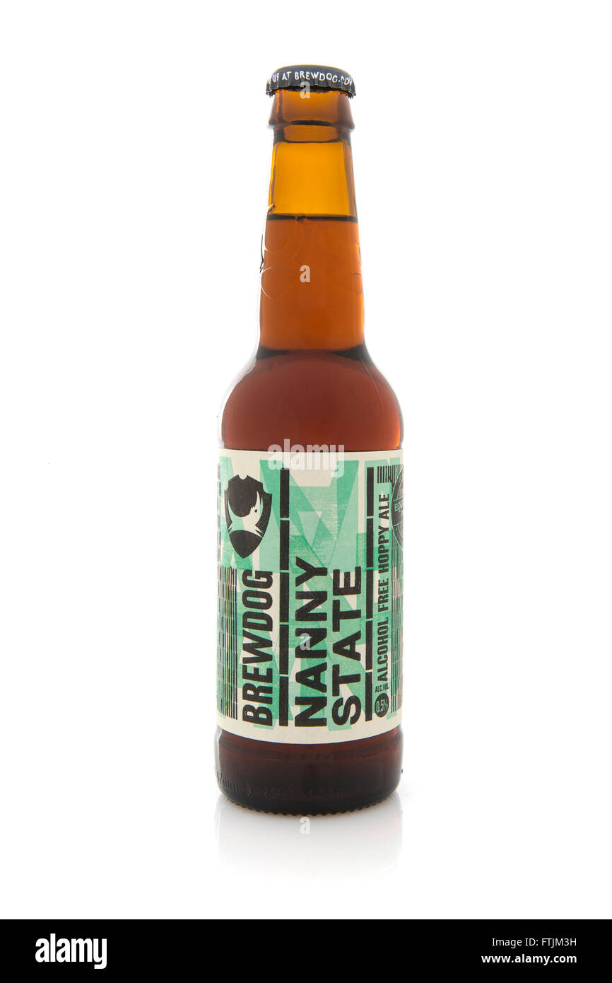 Una bottiglia di Brewdog Nanny membro privo di alcol ben luppolata ale, dal birrificio Brewdog Foto Stock
