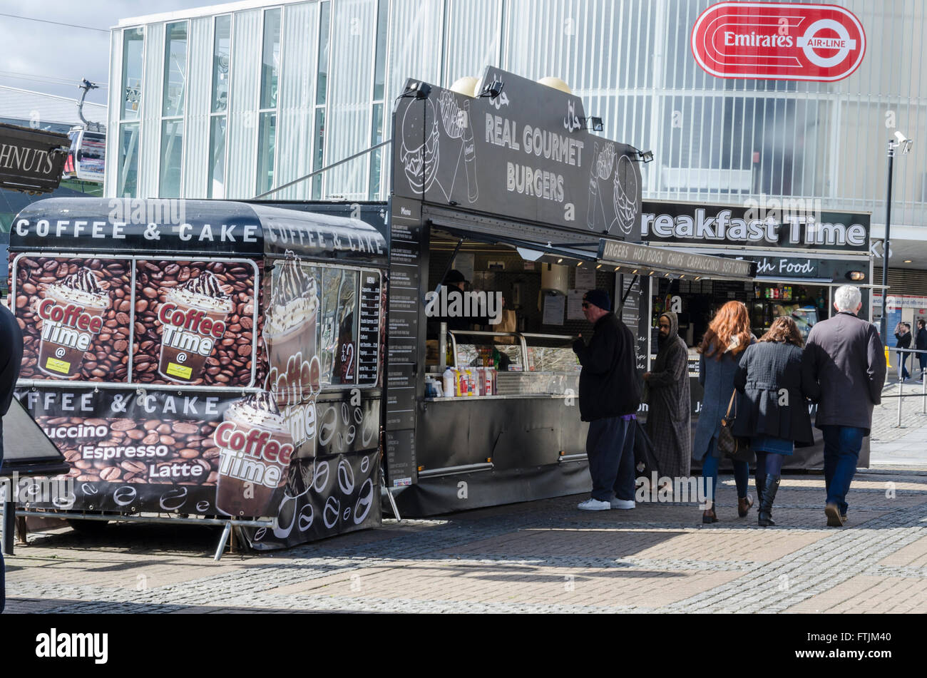 Un burger van Parcheggiato fuori la Emirates linea aria presso il Royal Victoria Docks di Londra. Foto Stock